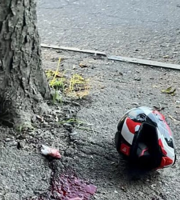 Мотоцикліст у Рівному врізався у дерево: шолом його не врятував (ВІДЕО)