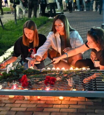 Під посольством РФ у Києві згадали жертв теракту в Оленівці: фоторепортаж