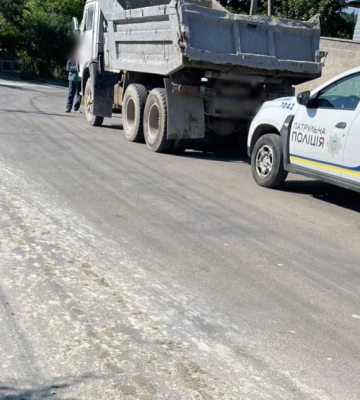 У Тернополі з вантажівки на ходу виливався бетон: поліція відреагувала (ФОТО)