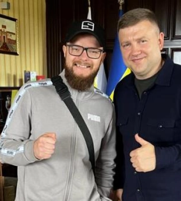 Коваль познайомився з відомим репером-земляком, який збирає кошти для ЗСУ