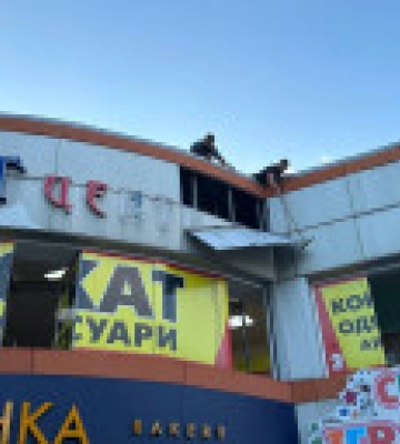 У Запоріжжі міські служби ліквідують наслідки ворожого ракетного удару  – фото, відео