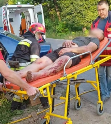 На Дніпропетровщині легковик влетів у дерево, пораненого водія діставали рятувальники (ФОТО)