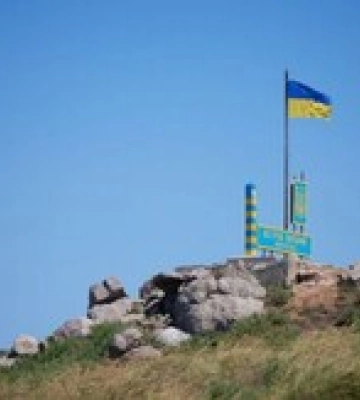 Вражеская авиация ночью атаковала остров Змеиный