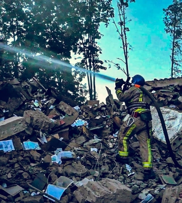 Всю ніч у Сумах рятувальники ліквідовували наслідки ворожого ракетного удару