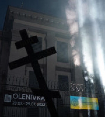 У Києві під будівлею посольства рф вшанували жертв теракту в Оленівці 