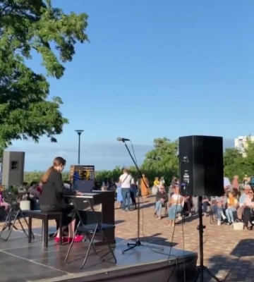 Фортепіанна музика лунала у черкаському сквері
