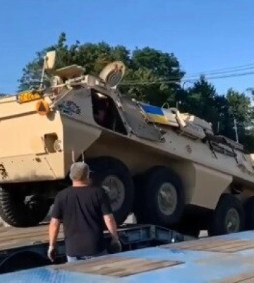 БТР-амфібію для Полтавської бригади тероборони привезли в Україну