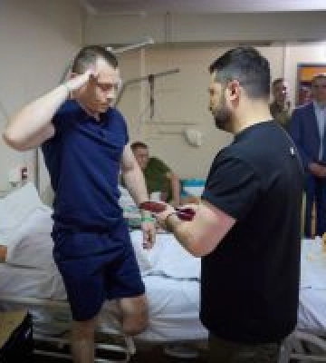 Зеленський після фронту поїхав відвідати українських захисників у лікарні в Івано-Франківську. Відео