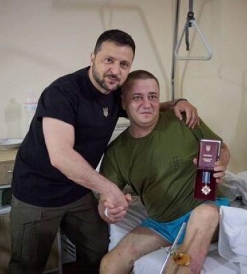 Зеленський відвідав реабілітаційний центр в Івано-Франківську і нагородив українських захисників