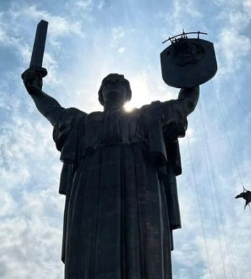 &quot;Батьківщина-мати&quot; позбувається радянського герба: перші фото