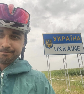 Мер норвезького міста 11 днів їхав в Україну на велосипеді та зібрав півмільйона гривень для ЗСУ