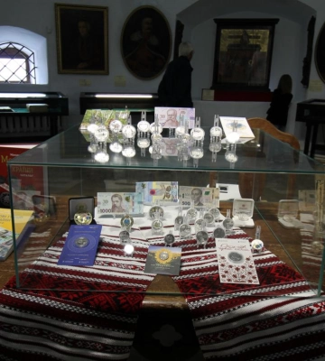 В Острозі презентували набір срібних монет «Козацькі клейноди»