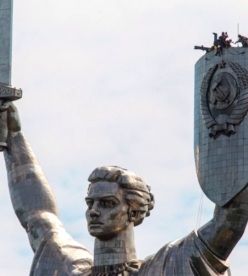 В Києві почали демонтаж герба на монументі «Батьківщина-Мати»