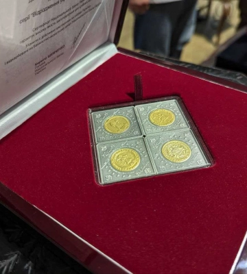 В Острозі презентували набір срібних монет «Козацькі клейноди»