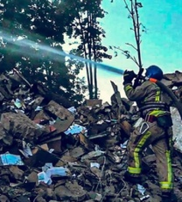 Окупанти вдарили по Сумах: перші кадри наслідків атаки