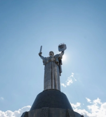 «Батьківщина-мати» без серпа та молота: як у Києві розпочався демонтаж герба СРСР із монумента (фоторепортаж)