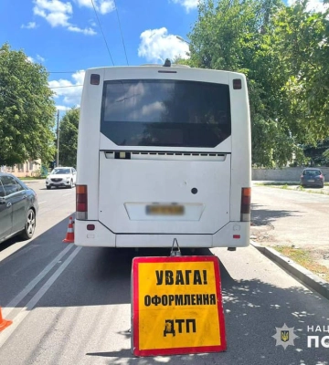 У Житомирі літній чоловік потрапив під колеса автобусу та до лікарні (ФОТО)