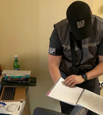 ДБР оголосило підозру правоохоронцям, які відібрали в жителів Дніпра криптовалюту на $120 тисяч