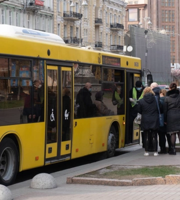 «Щоб потрапити додому, доводиться брати таксі», — миколаївці вчергове скаржаться на проблеми з транспортом у час пік