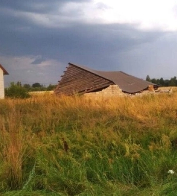 На Волині буря зрівняла хлів із землею 