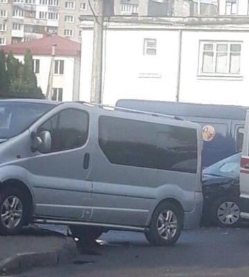 Біля «Лучеська» - затори: у Луцьку бус влетів в електроопору