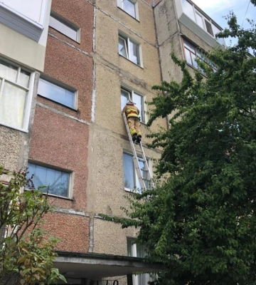 У Вараші дитина зачинилася в квартирі. Двері відчиняли рятувальники