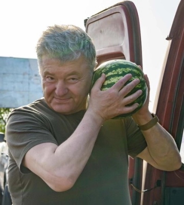 Порошенко продемонстрував, як правильно обирати кавуни 