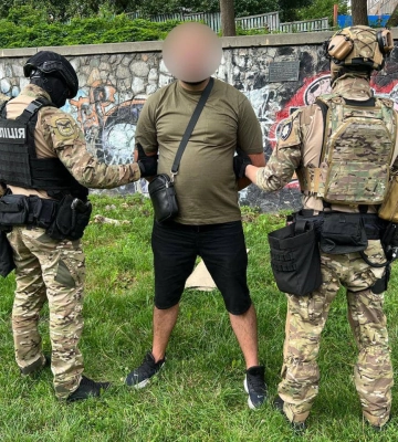 В Киеве водитель элитного авто заблокировал движение скорой: врачи везли ребенка в реанимацию