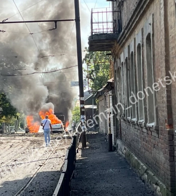 Центр Донецка попал под обстрел: горят машины, есть жертвы