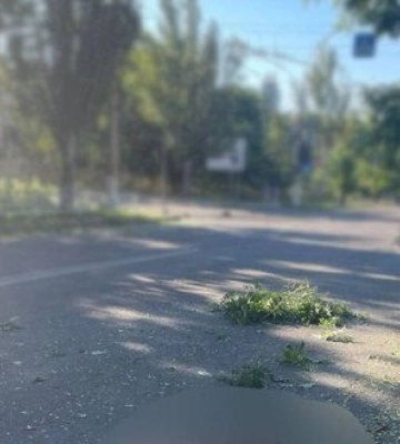 Последствия утренних обстрелов Херсона: Погиб 60-летний коммунальщик, двое его коллег получили ранения. ФОТОрепортаж