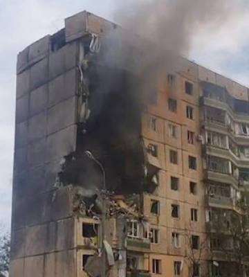Зеленский отреагировал на удар по Кривому Рогу и Херсону: Видео с места трагедии