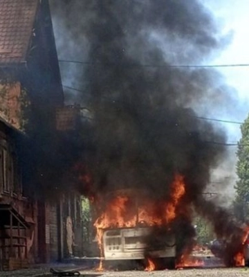 Центр Донецька потрапив під обстріл: горять машини, є жертви