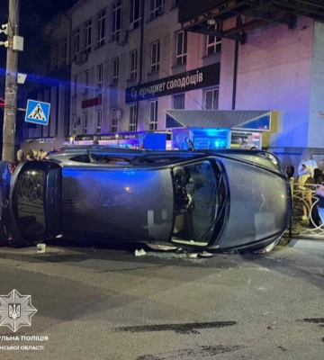 Кросовер перекинувся на бік: відомі деталі ДТП у центрі Рівного (ФОТО)