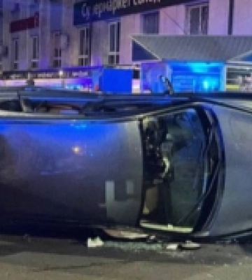Через аварію у центрі Рівного перекинувся автомобіль