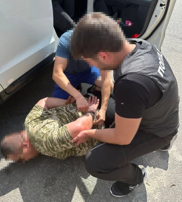 На Львівщині на хабарі у 2000 доларів США затримано службовця районного військкомату