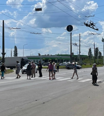 Відключення світла, перекритя дороги і поліція. Що кажуть на Гнідавському цукровому заводі?