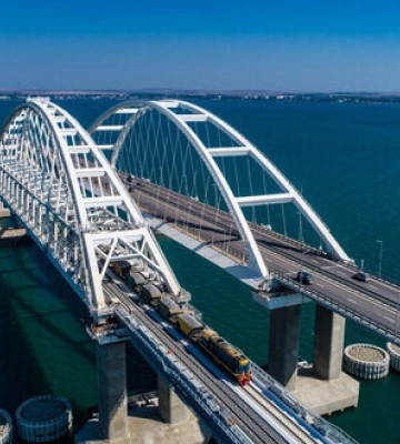 На Кримському мосту оголосили тривогу, на вокзалі в Керчі - евакуацію - ЗМІ