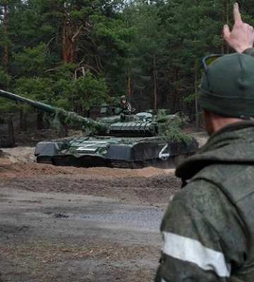 Постійно тренуються та мінують території: росіяни в Маріуполі серйозно заметушилися