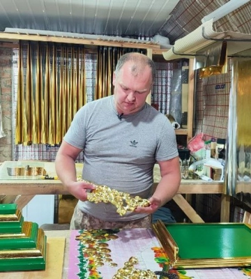 Стрілець Нацгвардії з Луцька у перервах між службою виготовляє церковний іконостас