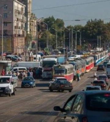 У Дніпрі на вулиці Степана Бандери збили пішохода: виник затор, рух трамваїв ускладнено