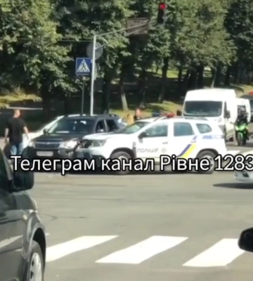 Поліцейські потрапили в ДТП - неподалік автовокзалу у Рівному (ВІДЕО)