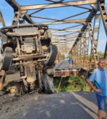 В поліції відкрили кримінальне провадження за фактом обвалу транспортного моста на Тячівщині: травмовано п’ятеро осіб