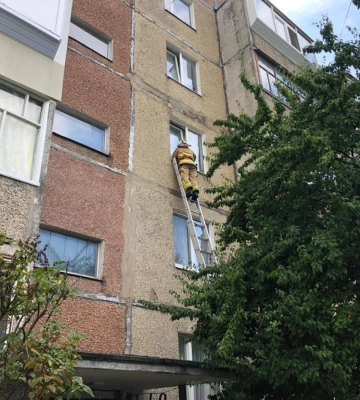 У Вараші дитина зачинилася в квартирі. Двері відчиняли рятувальники