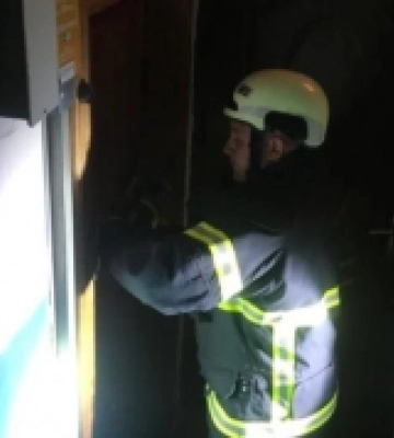 У Луцьку рятувальники відкрили двері квартири, в якій перебувала трирічна дитина