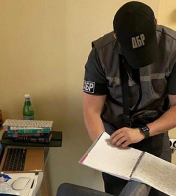 Трьох дніпровських правоохоронців підозрюють у привласненні криптовалюти