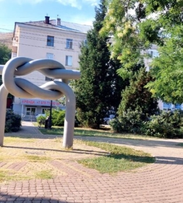 В Керчи закрасили цвета флагов на памятнике дружбе Украины и России 