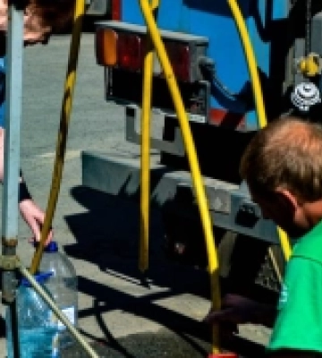 Херсон: у мікрорайон Корабел доставляють питну та технічну воду