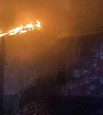 На Київщині внаслідок атаки «шахедів» спалахнув приватний будинок