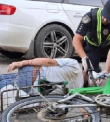 В Ужгороді патрульні допомогли пенсіонеру, який впав із велосипеда та травмувався