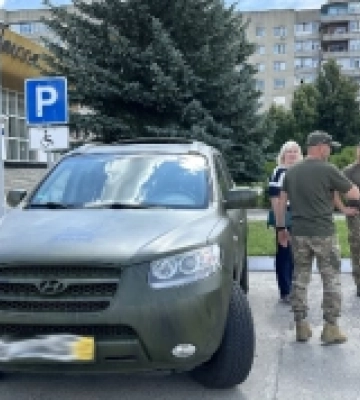 З Вараша на фронт передали ще одне авто